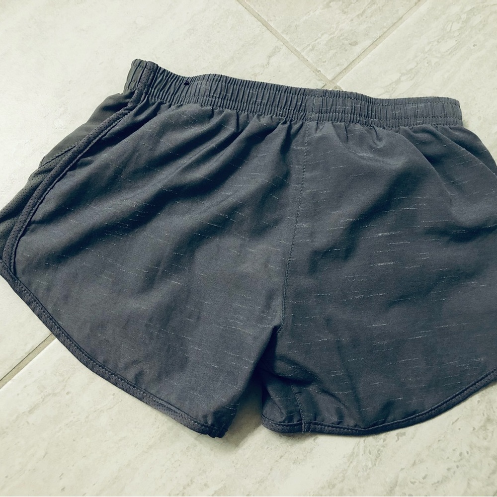 NIKE GIRLS SHORTS! Sz Small 6/7. - Picture 2 of 3